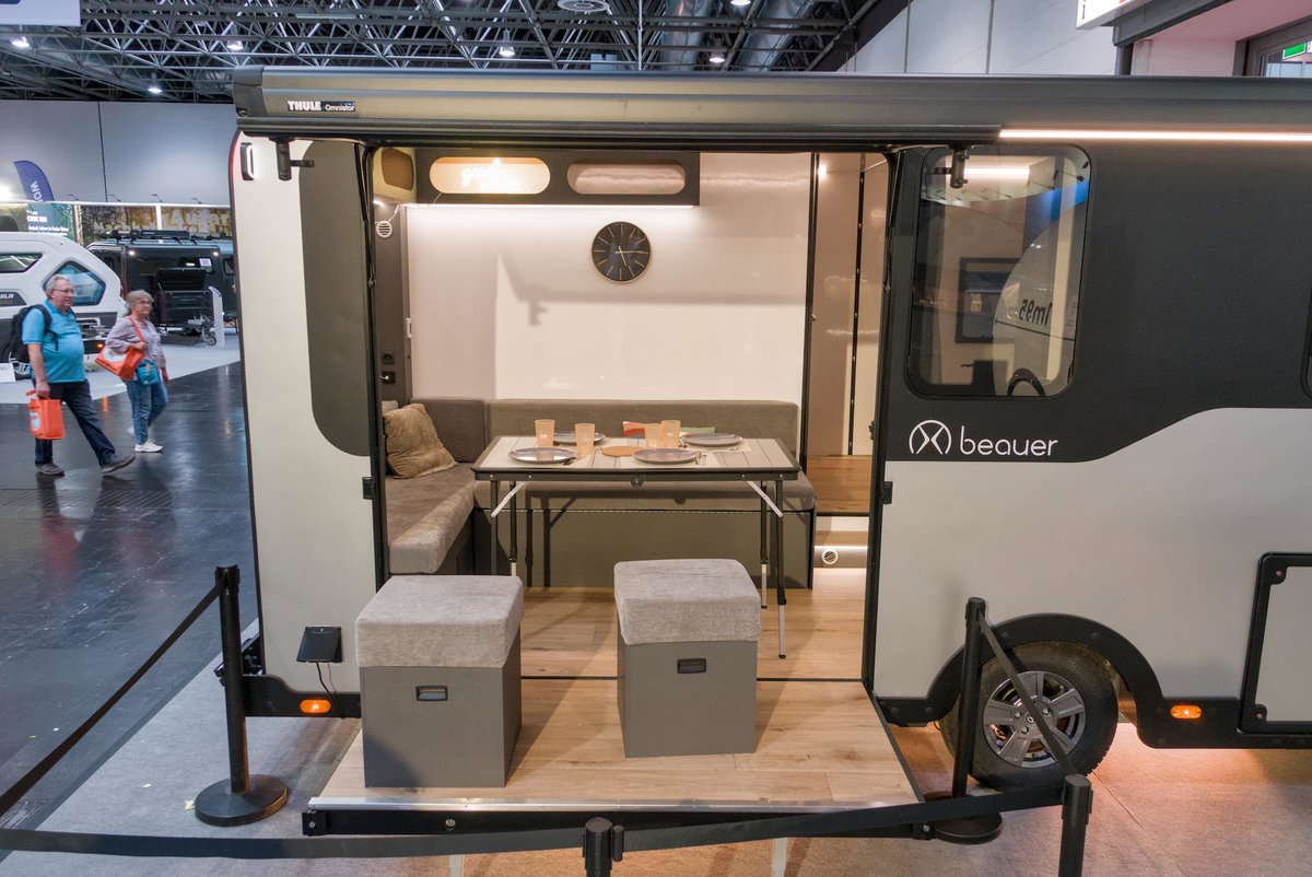 Beauer X6 auf dem Caravan Salon 2026: Blick nach innen auf die Sitzgruppe.