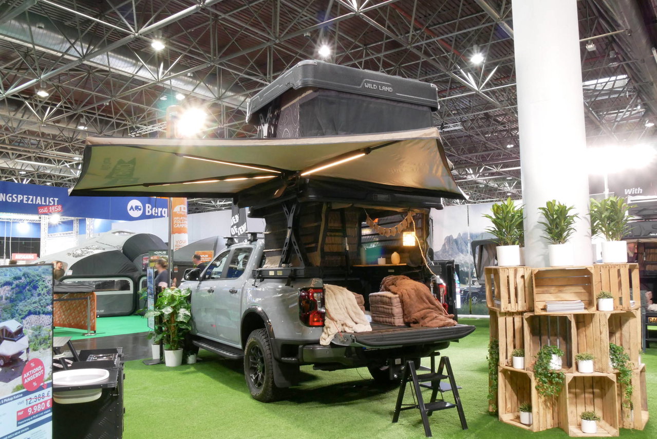 Featherlight roof tents & electrically extending pickup cabins: luxury camp at the push of a button