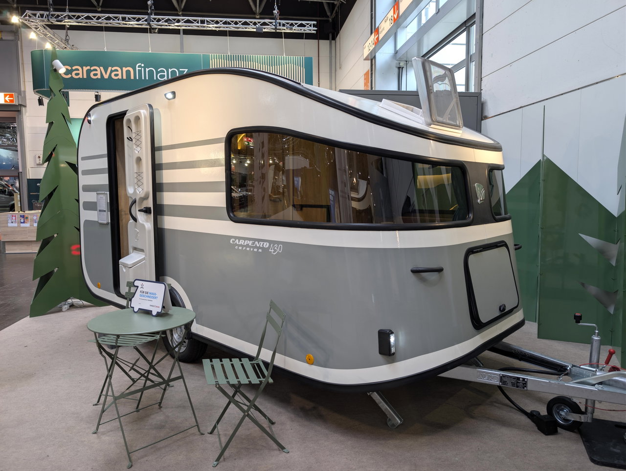 4.30 meters, 4 sleeping spots, no gas on board: what can the Carpento 430 compact caravan do?