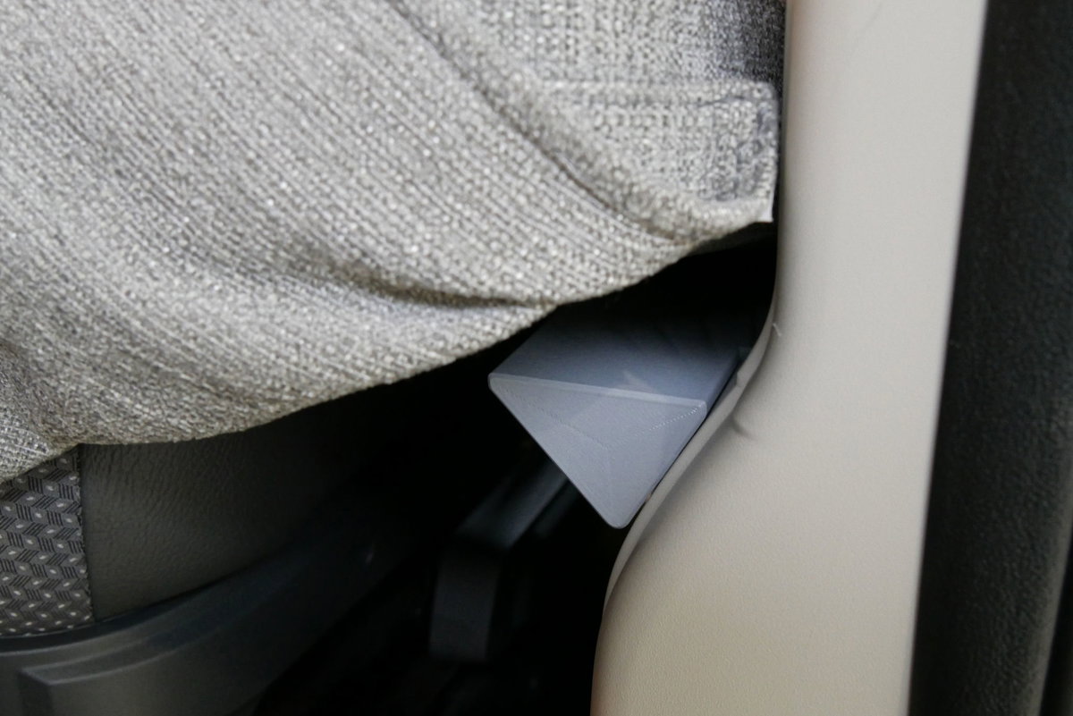 Mit diesen kleinen Stabilisatoren kannst du die Ecke der Cozy Couch abstützen.