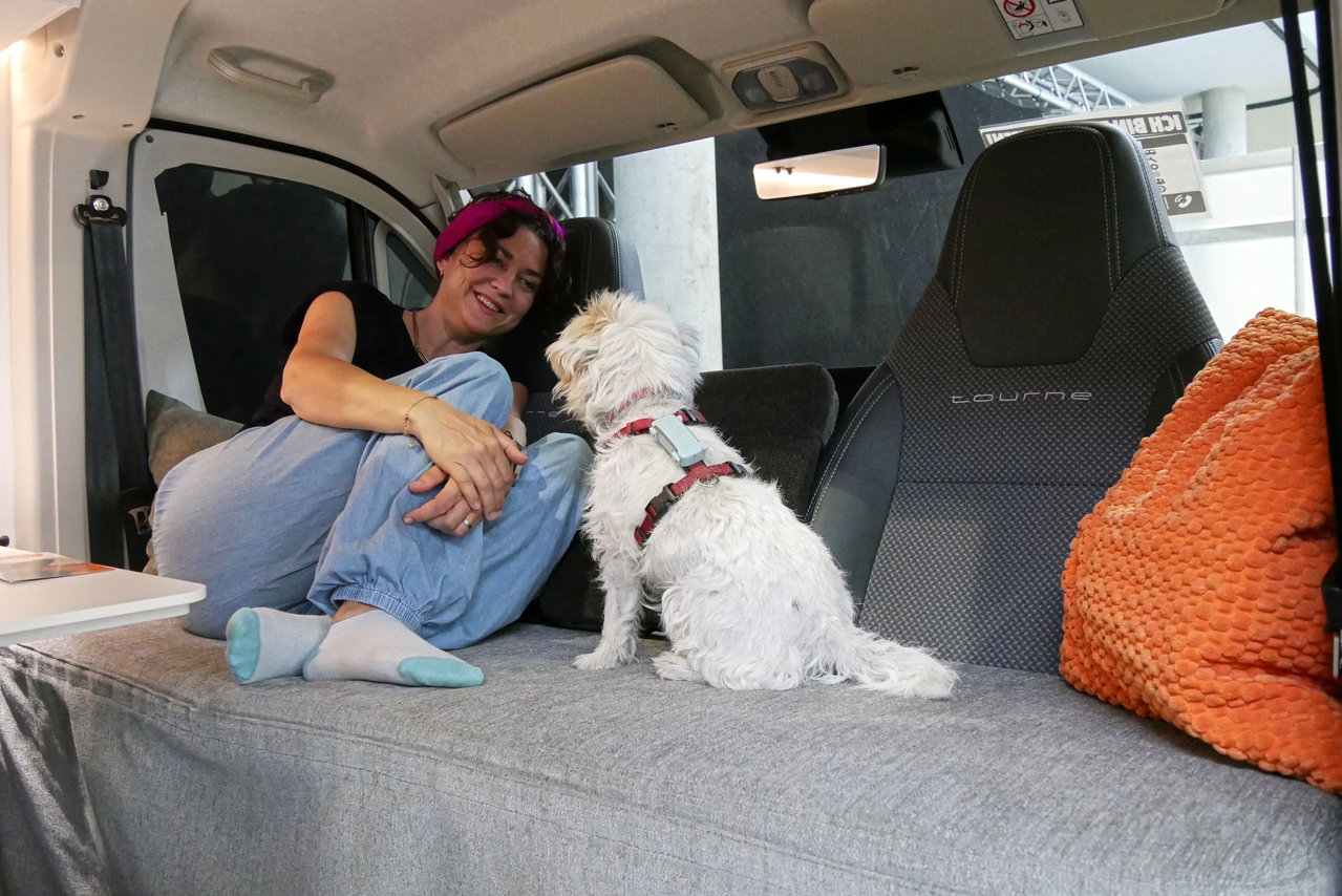 Cozy Couch: how to turn your campervan into a cozy lounge