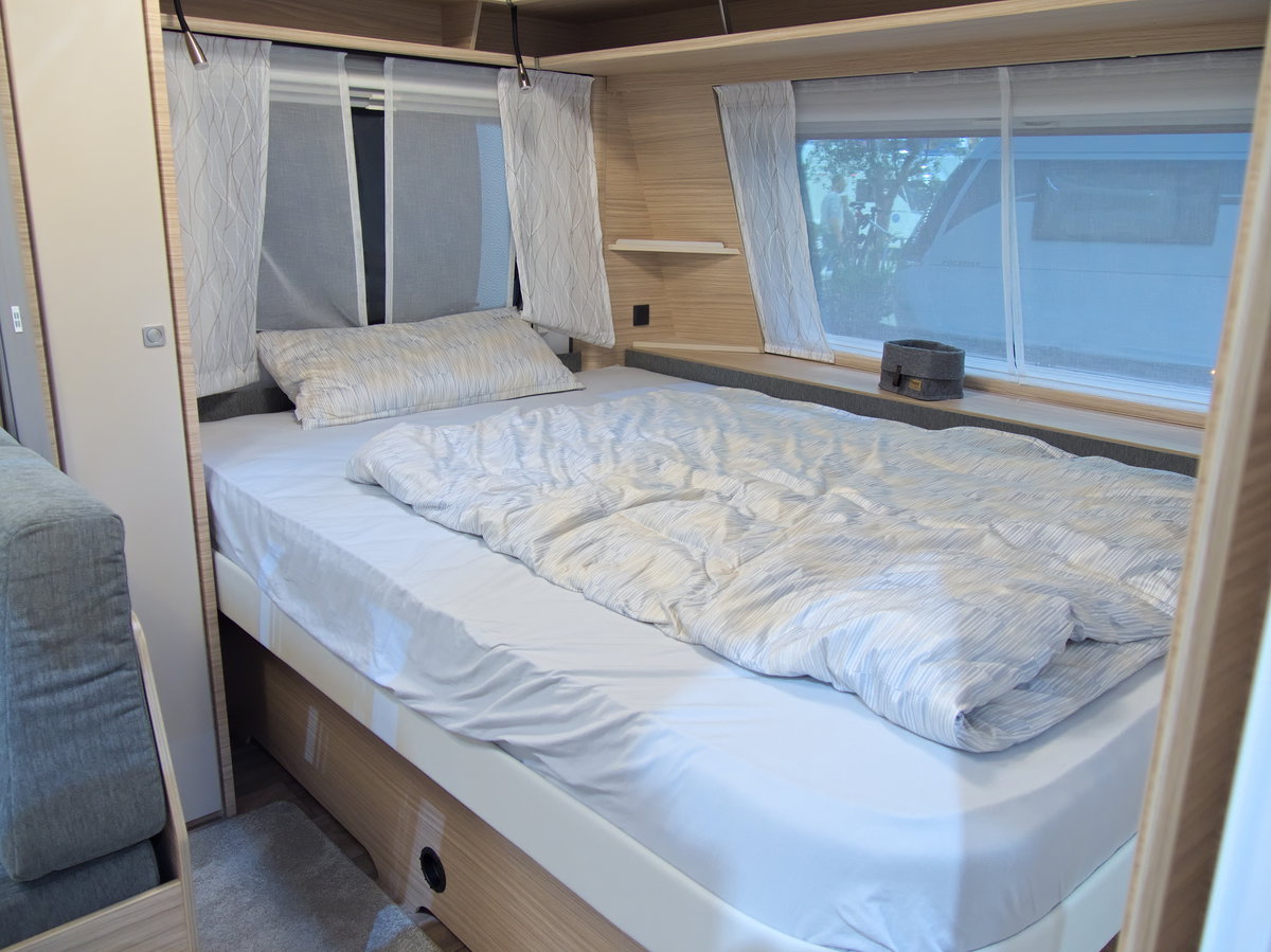 Fendt Bianco Activ 560 SKM (2027) at Caravan Salon 2026: French double bed.