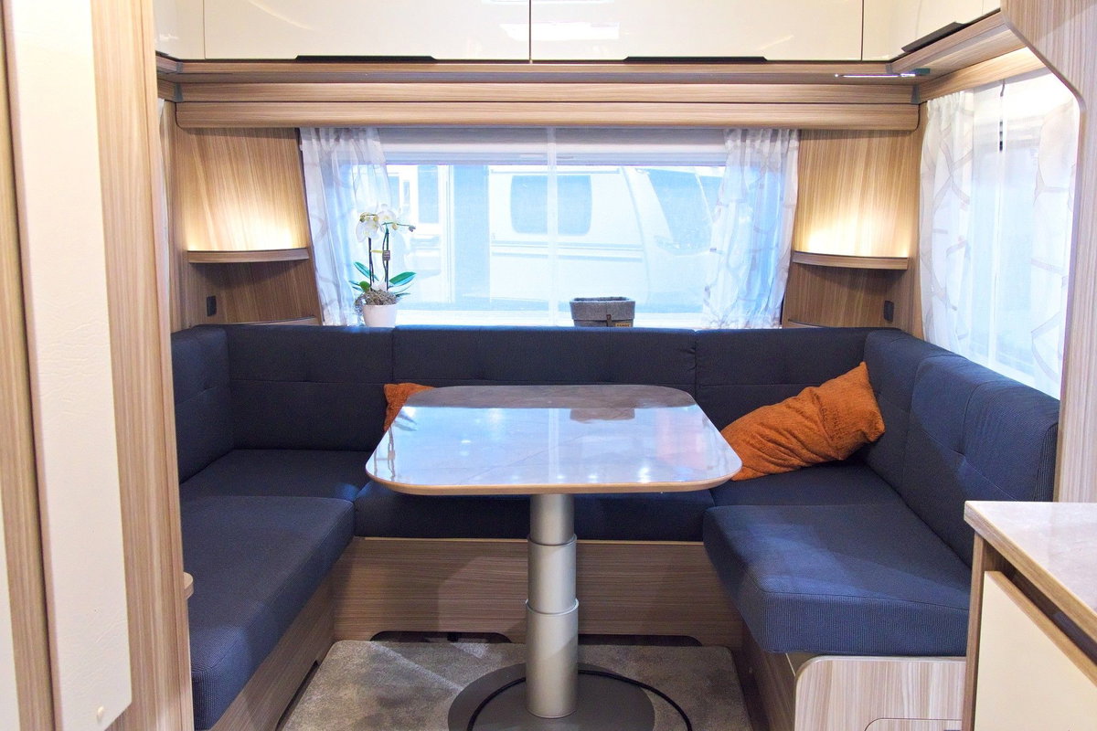 Fendt Tendenza 560 SFDW at Caravan Salon 2026: Spacious seating area at the front.