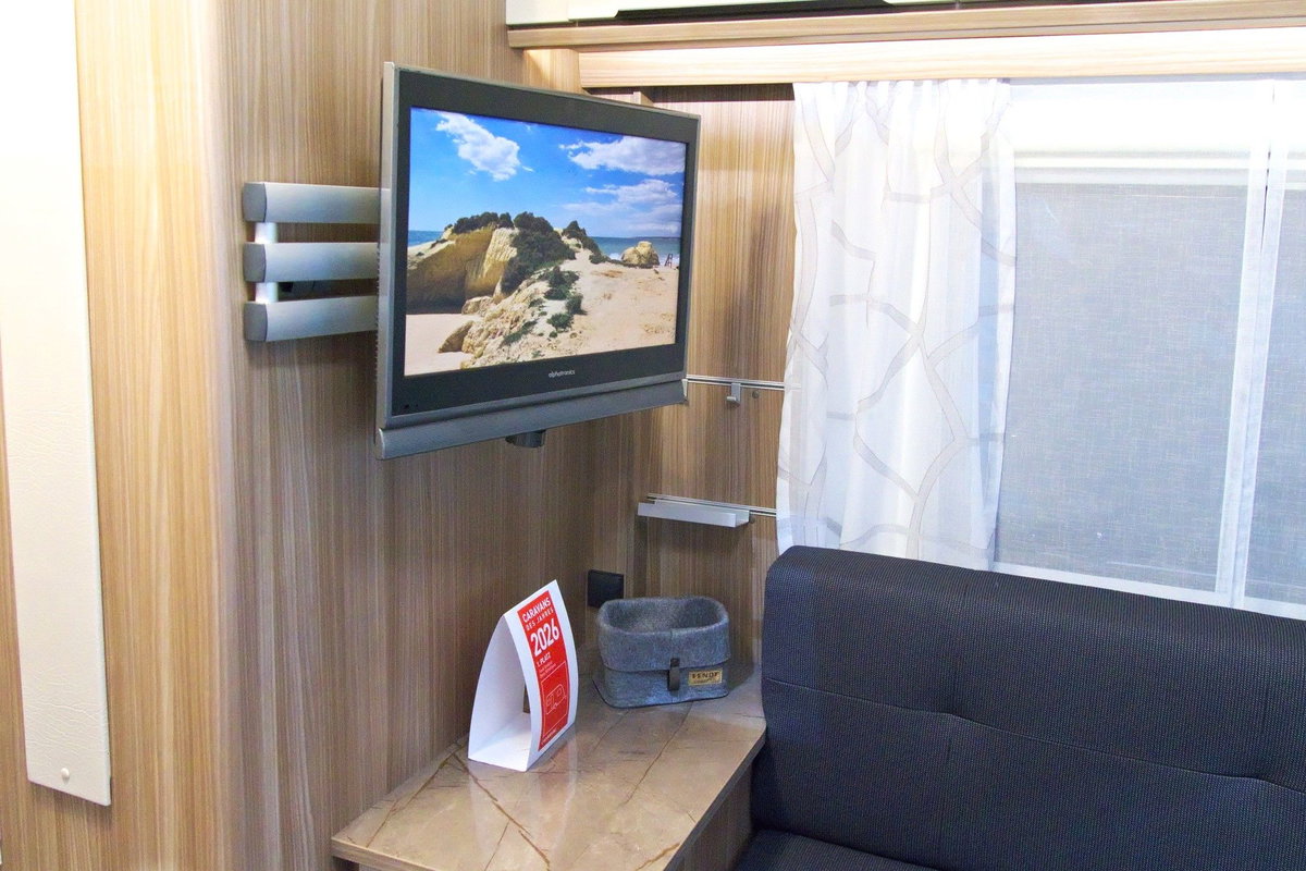 Fendt Tendenza 560 SFDW at Caravan Salon 2026: TV at the seating area.