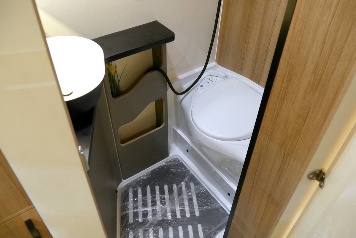 Hotomobil Ronin XL (2027): Bathroom