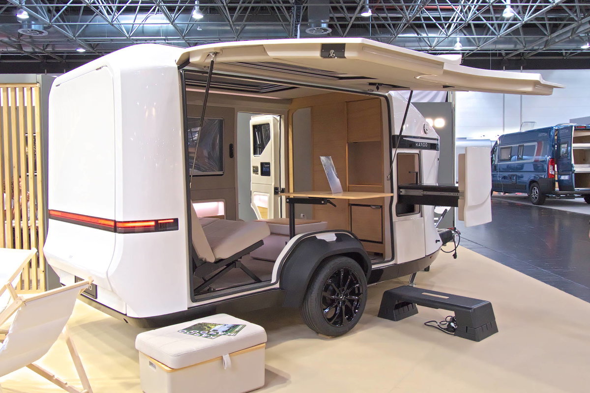 Karoo Wohnwagen (2027) auf dem Caravan Salon 2026: Seitenansicht mit geöffneter Seitenklappe und ausgezogener Küche.