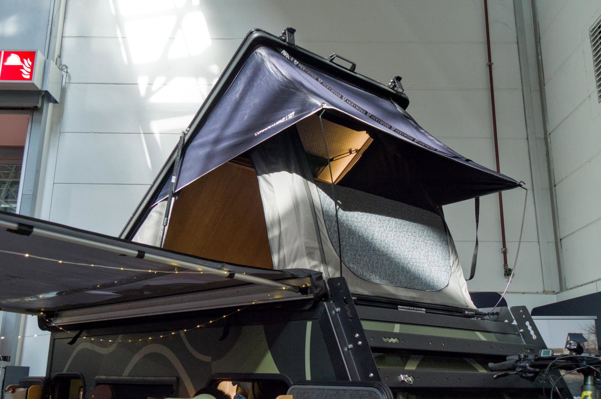 Kuckoo Camper Max (2027): Aufstelldach mit zwei Schlafplätzen von außen.