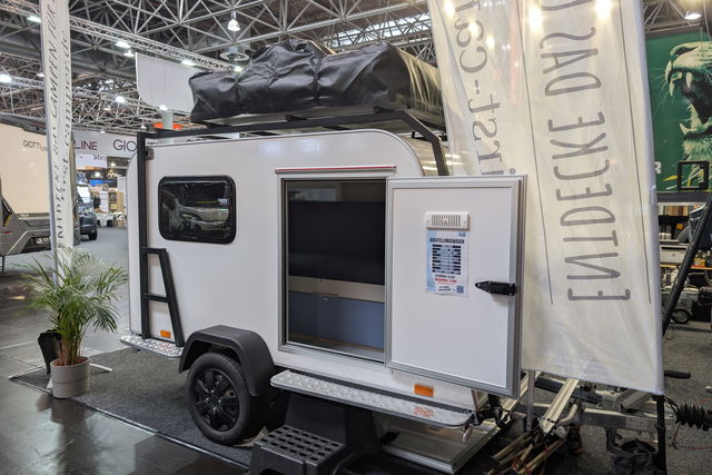 299 kg curb weight and a kitchen under the sofa: this mini caravan can be built exactly the way you want