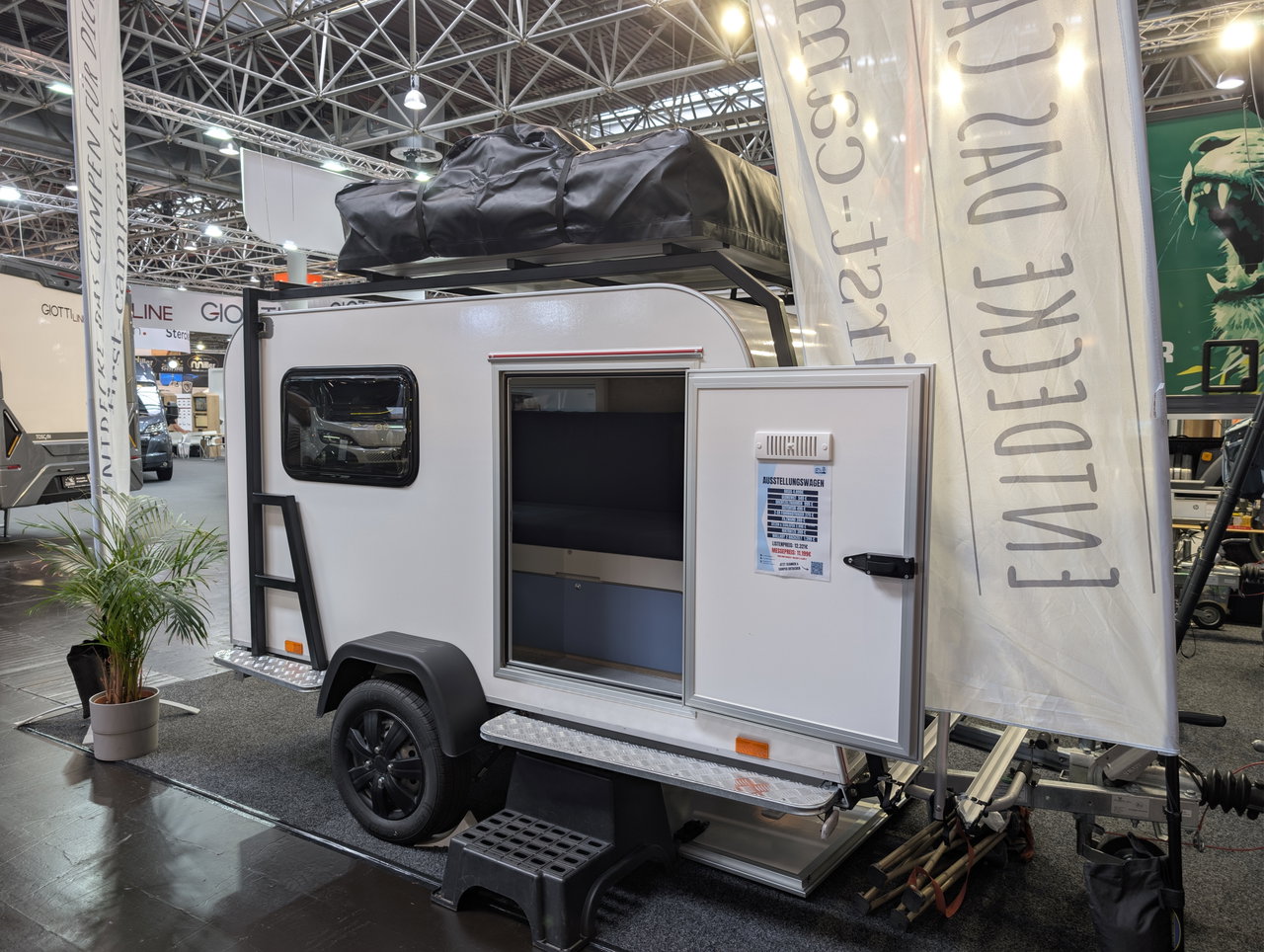 299 kg lightweight, rear kitchen & 4 sleeping spots: this mini caravan starts at €4,899!