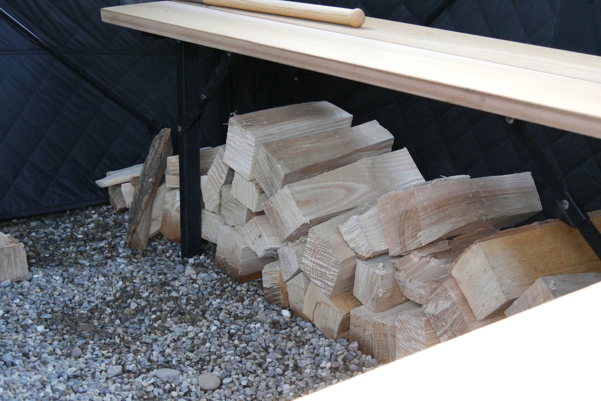 Runa Zeltsauna auf der caravan live 2026: Brennholz.