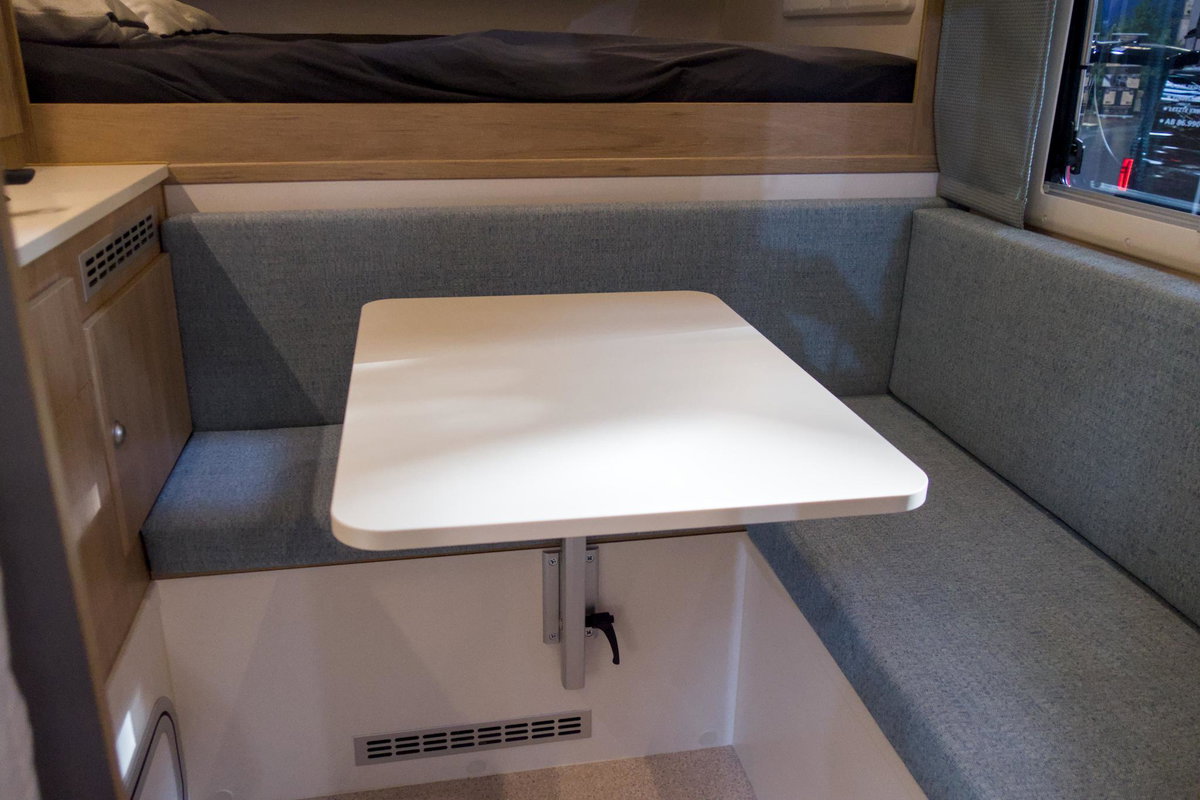 Tischer 200 Superlight auf dem Caravan Salon 2026: Sitzgruppe mit Tisch.